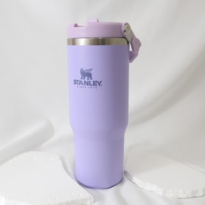 Pu&ograve; includere: Un bicchiere Stanley lavanda con coperchio e manico lilla chiaro. Il bicchiere presenta il logo Stanley. &Egrave; progettato per mantenere le bevande fredde o calde per ore.
