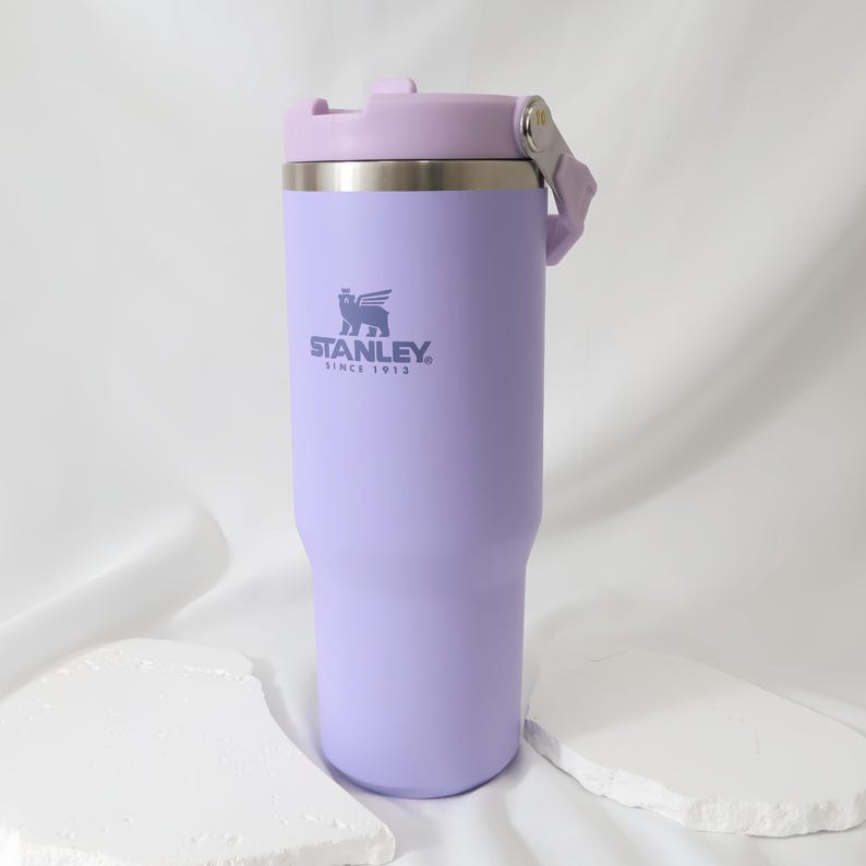 Pu&ograve; includere: Un bicchiere Stanley lavanda con coperchio e manico lilla chiaro. Il bicchiere presenta il logo Stanley. &Egrave; progettato per mantenere le bevande fredde o calde per ore.