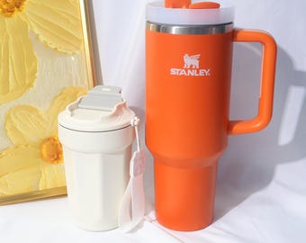 Juego de vasos Stanley Tumbler Duo: vaso diario naranja de 40 oz + vaso de viaje blanco de 15 oz