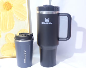 Juego de vasos Stanley: vaso con asa negra de 1,2 litros y taza de café gris de 355 ml.