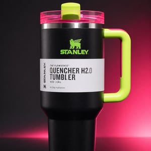 Pu&ograve; includere: Bicchiere Stanley Quencher H2.0 nero con manico e dettagli del coperchio verde neon. Il bicchiere presenta il logo Stanley e le informazioni sul prodotto su un'etichetta bianca. Contiene 1,18 L ed &egrave; progettato per l'idratazione tutto il giorno.