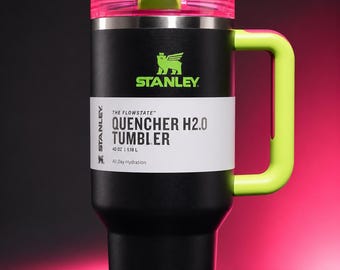 Vaso térmico Stanley Quencher H2.0 de 40 oz, color negro neón con asa verde lima, taza de viaje aislada.