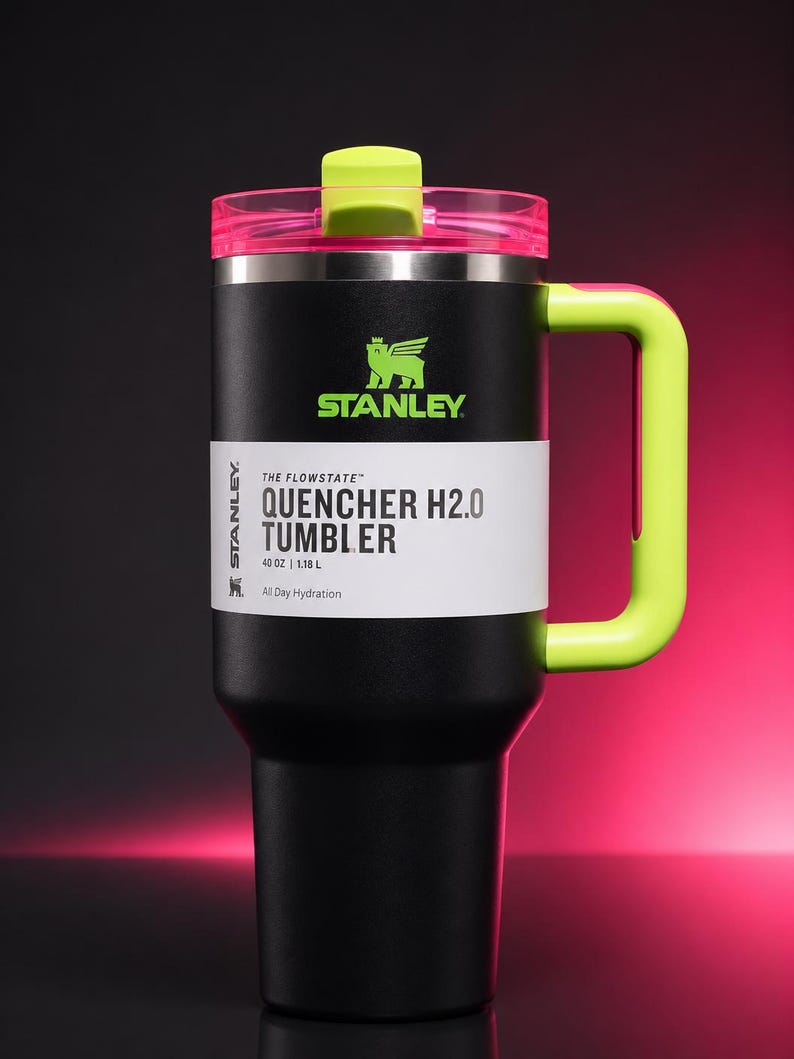 Pu&ograve; includere: Bicchiere Stanley Quencher H2.0 nero con manico e dettagli del coperchio verde neon. Il bicchiere presenta il logo Stanley e le informazioni sul prodotto su un'etichetta bianca. Contiene 1,18 L ed &egrave; progettato per l'idratazione tutto il giorno.
