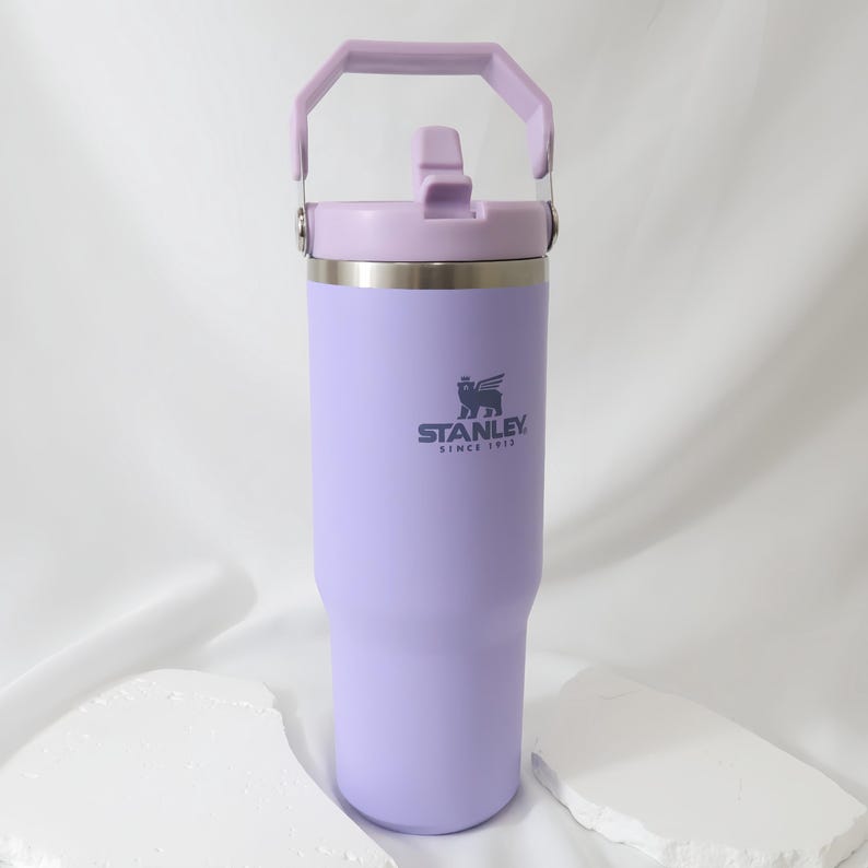Pu&ograve; includere: Un bicchiere Stanley lavanda con manico e coperchio abbinati. Il bicchiere in acciaio inossidabile ha il logo Stanley stampato sul davanti. Il bicchiere &egrave; progettato per mantenere le bevande fredde o calde. Il bicchiere &egrave; alto circa 24 cm.