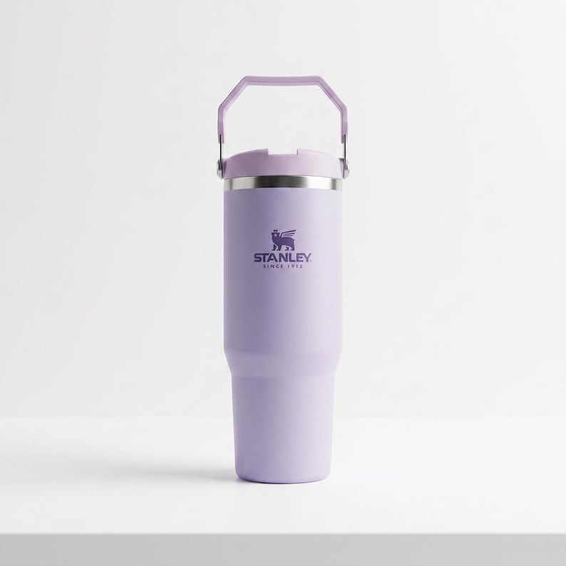 Pu&ograve; includere: Un bicchiere da viaggio Stanley color lavanda con manico. Il bicchiere isolato ha un coperchio e un manico per un facile trasporto. Il logo Stanley &egrave; stampato sul davanti. Questa tazza &egrave; progettata per mantenere le bevande fredde o calde per ore.