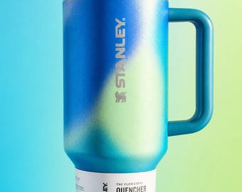 Vaso térmico Stanley de 1,2 litros con asa, diseño degradado azul y verde, taza de viaje aislada de acero inoxidable.