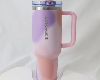 Vaso térmico Stanley de 1,2 litros (40 oz), taza de viaje de acero inoxidable con efecto degradado rosa y morado.