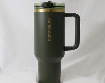 Vaso térmico Stanley de 1,2 litros (40 oz), de acero inoxidable verde oscuro mate con asa.