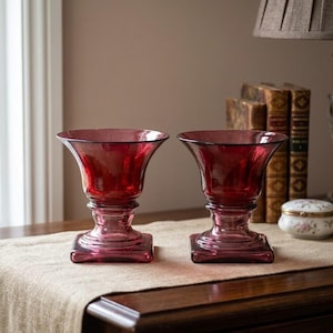 Vases vintage Vidrios San Miguel en verre rouge rubis - Paire de compotiers sur pied, fabriqués en Espagne à partir de verre d'art recyclé, forme évasée en trompette.