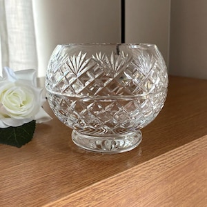 Vintage geslepen kristallen vaas met rozen | Handgesneden loden schaaltje