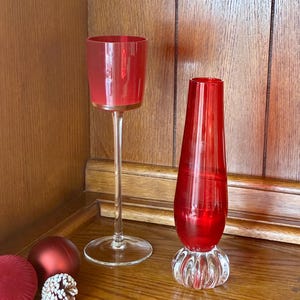 ヴィンテージ ミッドセンチュリーモダン ルビーレッド ガラスセット | 葉飾り付き一輪挿し花瓶＆チューリップ型ティーライトホルダー (1960年代レトロアートガラス)