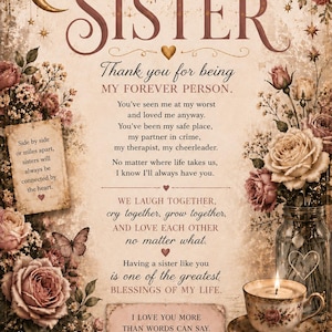 Puede incluir: Una impresión decorativa con el texto TO MY SISTER, rodeado de ilustraciones de rosas rosadas, una luna creciente, mariposas y estrellas. El diseño incluye una taza de té con una vela, libros apilados y mensajes conmovedores.