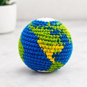 Patrón de globo terráqueo de ganchillo / Bola de malabares y colgante para bolso 2 en 1 / Pelota sensorial de la Tierra / Patrón de ganchillo para pelota antiestrés (regalo) en PDF