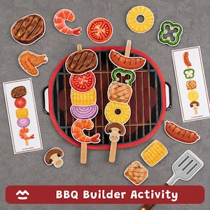 Peut inclure: Un ensemble d'activité de construction de barbecue comprenant un gril circulaire, deux brochettes en bois et diverses découpes alimentaires comme crevettes, tomate, ananas, poivron, maïs, oignon, champignon, saucisse et viande, avec deux cartes recettes et une spatule.