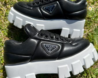 Platforms Prada Monolit/Zwart-witte leren sneakers/Sneakers Prada Monolit/Platformschoenen Prada Monolit