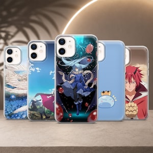 Könnte beinhalten: Fünf transparente Smartphone-Hüllen mit Anime-Charakter-Illustrationen. Die Designs zeigen eine blauhaarige Figur in einem dunklen Mantel, einen rothaarigen Charakter mit Hörnern, einen blauen Schleim mit Krone sowie Landschaften mit Blumen.