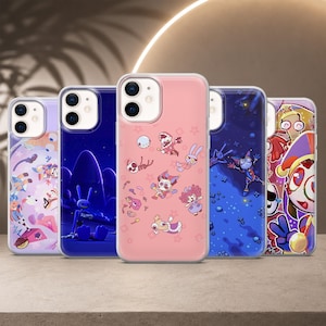 Puede incluir: Cinco fundas transparentes para smartphone con varios diseños de personajes de dibujos animados coloridos. Las fundas muestran diversas ilustraciones, incluyendo un personaje azul en una escena nocturna, un fondo rosa con figuras y un collage vibrante.