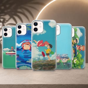 Può includere: Una collezione di cinque cover trasparenti per smartphone con varie illustrazioni colorate in stile anime. I disegni raffigurano personaggi in scene con acqua, barche e paesaggi con cieli azzurri, nuvole e fogliame verde.
