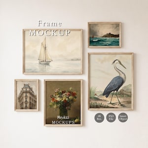 Könnte beinhalten: Eine Sammlung von fünf gerahmten Wandbildern mit einem Segelboot auf dem Wasser, einer Küstenlandschaft, einem hohen Gebäude, einem Blumenstrauß und einem Reiher. Der Text "Frame MOCKUP" und "4K Res. PSD File Smart Object" ist sichtbar.
