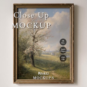 Può includere: Dipinto di paesaggio incorniciato con un albero in fiore, un sentiero e un villaggio sotto un cielo nuvoloso. La cornice è marrone caldo invecchiato. Il testo sull'immagine recita "Close Up MOCKUP" e "Mockzi MOCKUPS".
