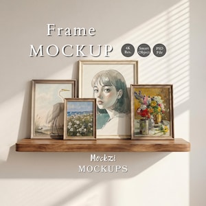 Op de afbeelding: Een houten plank met vier ingelijste kunstprints. De lijsten bevatten illustraties van een witte reiger, een veld met witte bloemen, een portret van een persoon met kort haar en een kleurrijk bloemstuk. Tekst: Frame MOCKUP.
