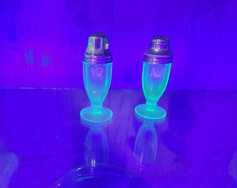 Salero y pimentero art déco de cristal acanalado verde uranio brillante