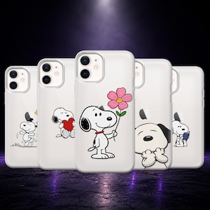 Könnte beinhalten: Eine Sammlung von fünf transparenten Smartphone-Hüllen, die jeweils eine andere Illustration des weißen Zeichentrickhundes Snoopy zeigen. Die Motive zeigen die Figur beim Tanzen, mit einem roten Herz, einer rosa Blume, lächelnd und beim Lesen.