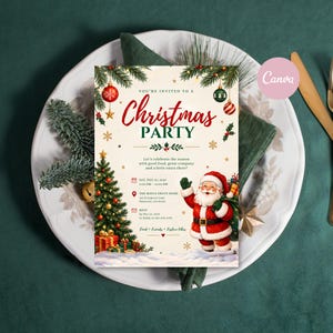 Könnte beinhalten: Eine rechteckige Einladungskarte für eine Weihnachtsfeier mit einem geschmückten Tannenbaum, einem fröhlichen Weihnachtsmann, roten und grünen Kugeln sowie goldenen Schneeflocken. Der Text lautet: You're invited to a Christmas Party, inklusive Veranstaltungsdetails, Datum, Uhrzeit, Ort und RSVP-Informationen.