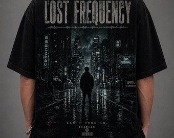 Camiseta gráfica de estilo urbano oscuro, camiseta oversize de Lost Frequency con estampado melancólico.