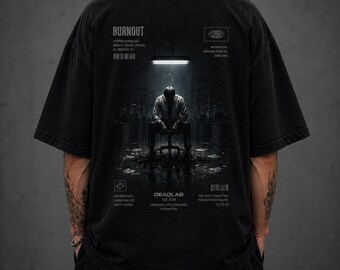 Camiseta oscura estampada, camisa urbana extragrande con efecto desgastado.