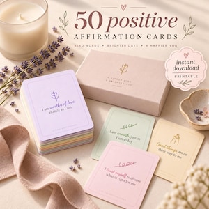 Puede incluir: Un juego de 50 tarjetas de afirmaciones positivas en una caja rosa claro. Las tarjetas presentan colores pastel, dibujos florales de líneas y texto que incluye "I am worthy of love exactly as I am," "I am enough, just as I am today."