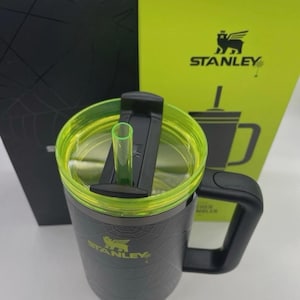 Peut inclure: Un gobelet Stanley noir avec un motif de toile d'araign&eacute;e subtil, un couvercle translucide vert citron, une paille assortie vert citron et une poign&eacute;e noire. Le gobelet affiche le logo Stanley en vert citron et est vendu avec une bo&icirc;te vert citron et noire.