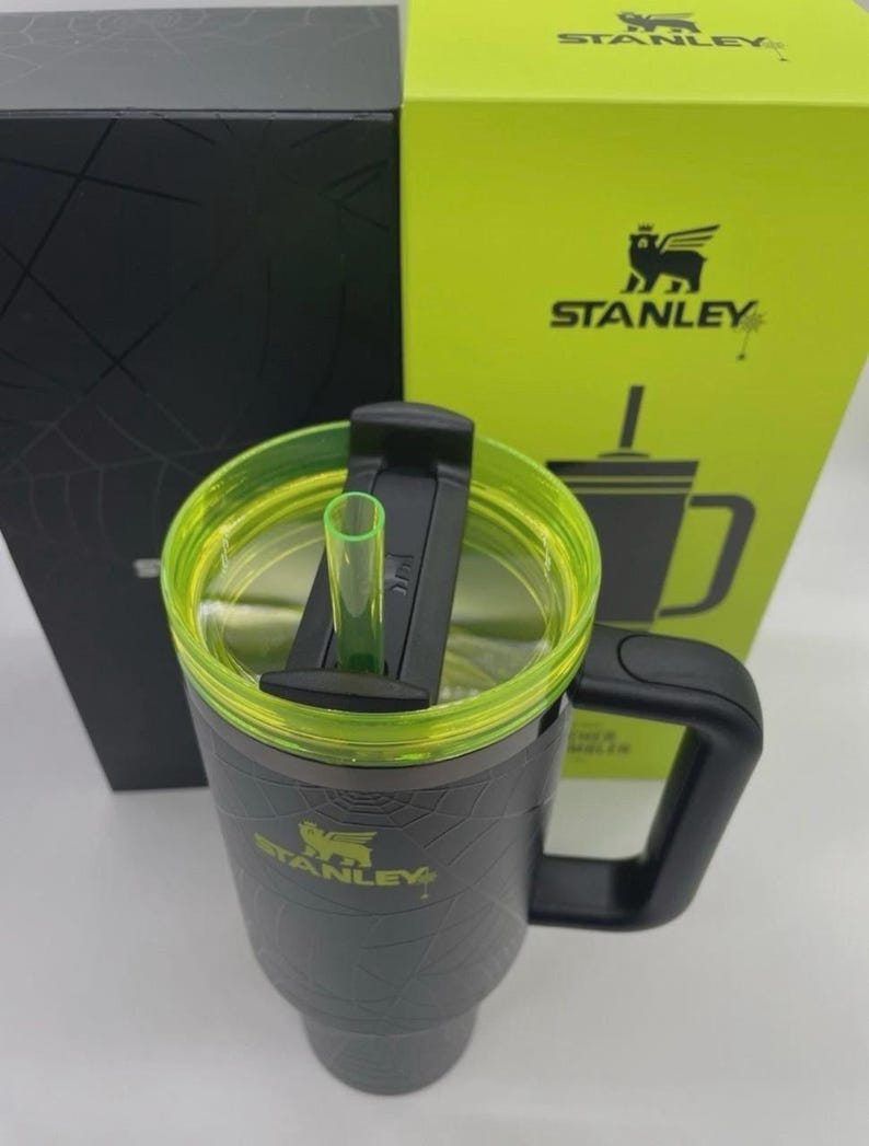 Peut inclure: Un gobelet Stanley noir avec un motif de toile d'araign&eacute;e subtil, un couvercle translucide vert citron, une paille assortie vert citron et une poign&eacute;e noire. Le gobelet affiche le logo Stanley en vert citron et est vendu avec une bo&icirc;te vert citron et noire.