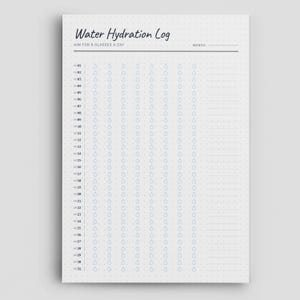 Op de afbeelding: Een wit papier met de titel "Water Hydration Log" met de tekst "AIM FOR 8 GLASSES A DAY". Het logboek bevat een raster van blauwe waterdruppeliconen om de dagelijkse waterinname bij te houden.