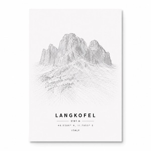 Könnte beinhalten: Ein schwarz-weißer Kunstdruck des Berges Langkofel in Italien. Die Illustration zeigt eine detaillierte topografische Schattierung der Gipfel. Unter dem Berg steht der Text LANGKOFEL, 3181 m, 46.5386 N, 11.7955 E und ITALY.