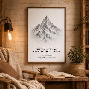 Könnte beinhalten: Ein gerahmter Wandkunstdruck mit einer detaillierten schwarz-weißen Bergillustration. Der Text lautet: CUSTOM SIZES AND PERSONALIZED DESIGNS, 4127 m, 57.7749 N, 122.4184 E, YOUR MOUNTAIN - YOUR SIZE. Der Druck befindet sich in einem dunklen Holzrahmen.