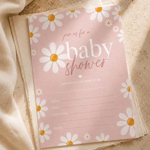 Könnte beinhalten: Rosa Babyparty-Einladung mit Gänseblümchen-Akzenten. Die Einladung lautet "join us for a baby shower" und bietet Platz für Datum, Uhrzeit, Ort und RSVP-Informationen. Das Design zeigt weiße Gänseblümchen mit gelben Zentren.
