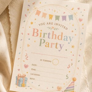 Könnte beinhalten: Eine pastellfarbene Geburtstagseinladung mit den Worten "You are Invited" und "Birthday Party". Die Einladung enthält Platz für Datum, Uhrzeit, Ort und RSVP-Informationen. Dekorative Elemente sind Konfetti, Sterne, Herzen und eine Partyhütchen.
