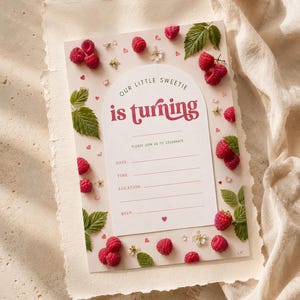 Puede incluir: Una tarjeta de invitación rosa claro con el texto "OUR LITTLE SWEETIE is turning". La tarjeta está decorada con frambuesas frescas, hojas verdes y pequeñas flores blancas. La invitación incluye campos para fecha, hora, lugar y RSVP.