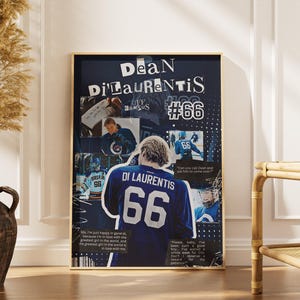 Op de afbeelding: Een rechthoekige poster met een collage van ijshockeybeelden gecentreerd rond een speler genaamd Dean DiLaurentis, nummer 66. Het donkerblauwe ontwerp bevat meerdere foto's van een ijshockeyspeler, tekstfragmenten en citaten op een donkere achtergrond.