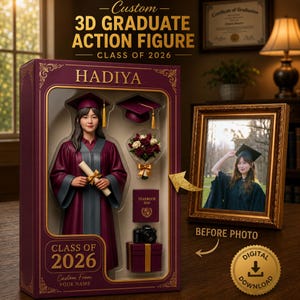 Könnte beinhalten: Eine individuelle 3D-Absolventen-Actionfigur in einer kastanienbraunen und goldenen Schachtel mit der Aufschrift HADIYA und CLASS OF 2026. Das Set enthält eine Figur mit Diplom, Kappe, Blumenstrauß, Jahrbuch und Kamera sowie ein gerahmtes Foto.