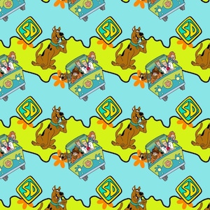 Pode incluir: Padrão repetitivo com personagens e elementos de desenhos animados. O design inclui um cão castanho, uma carrinha verde com pessoas dentro e quadrados de logótipo amarelos e verdes. O fundo é azul claro com detalhes verdes e laranja.