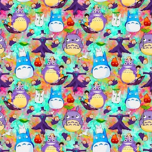 Może przedstawiać: Kolorowy wzór z postaciami z filmu animowanego "Mój sąsiad Totoro". Projekt zawiera różne postacie Totoro w kolorze niebieskim i fioletowym, a także inne postacie i elementy na żywym, wielokolorowym tle.