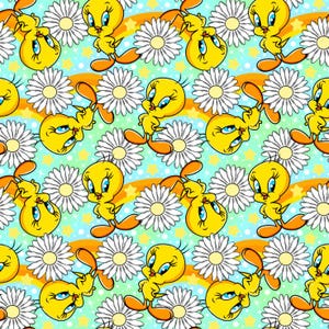 Pode incluir: Um padrão repetitivo com o personagem de desenho animado Piu-Piu em várias poses, intercalado com margaridas brancas e estrelas amarelas. O fundo é azul claro com linhas curvas laranja e amarelas.