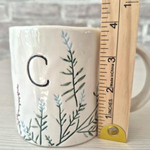 Anthropologie Dagny Hand Painted INITIAL C Monogram Stoneware Mug Botanical afbeelding 11