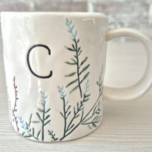 Anthropologie Dagny Hand Painted INITIAL C Monogram Stoneware Mug Botanical afbeelding 2