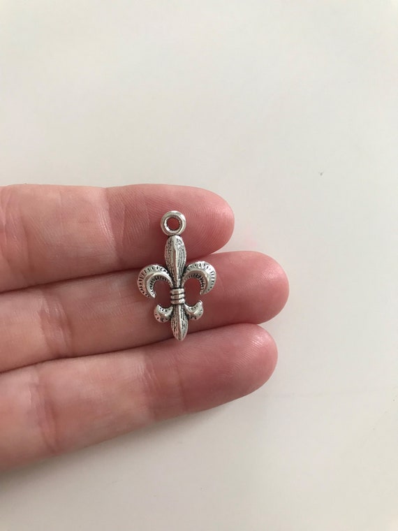 0098 5 x Gecko Antique Toned Pendant Charms