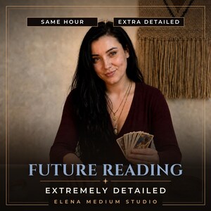 Op de afbeelding: Een persoon met lang donker haar draagt een donkerbordeauxrode top met V-hals en een gelaagde gouden ketting, terwijl die een waaier van tarotkaarten vasthoudt. Tekst: SAME HOUR, EXTRA DETAILED, FUTURE READING, EXTREMELY DETAILED, ELENA MEDIUM STUDIO.