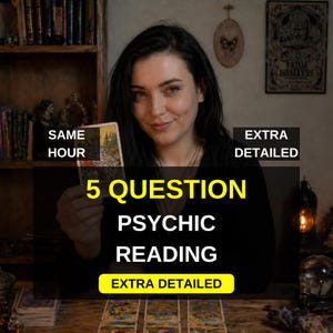 Pode incluir: Uma mulher segurando uma carta de tarô, com sobreposição de texto: "5 QUESTION PSYCHIC READING" e "EXTRA DETAILED". A imagem também inclui o texto "SAME HOUR". O fundo apresenta uma mesa de madeira e uma estante.