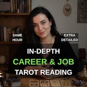 Könnte beinhalten: Werbung für einen Tarotkarten-Leseservice. Der Text lautet "In-Depth Karriere & Job Tarot Reading" in Grün und Weiß. Die Wörter "Same Hour" und "Extra Detailed" sind ebenfalls sichtbar. Eine Frau mit dunklen Haaren lächelt, mit Tarotkarten auf einem Holztisch.